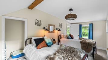 3 bedrooms, desk, iron/ironing board, free WiFi