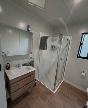 Bathroom - Peaceful Farm Stay - Kingsdale Park Luxury Cabins (Kingsdale)