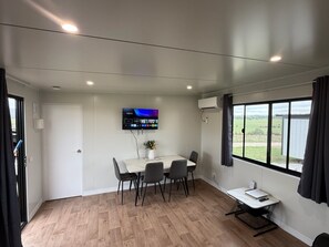 Dining - Peaceful Farm Stay - Kingsdale Park Luxury Cabins (Kingsdale)