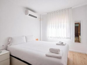 3 bedrooms, iron/ironing board, WiFi, bed sheets - Spacious Apartment - Port Fórum - Near Barcelona (Sant Adrià de Besòs)