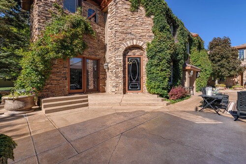 Private 1.4 Acres Estate Resort Style w/ Pickleball & In-ground Spa- Cottage #1