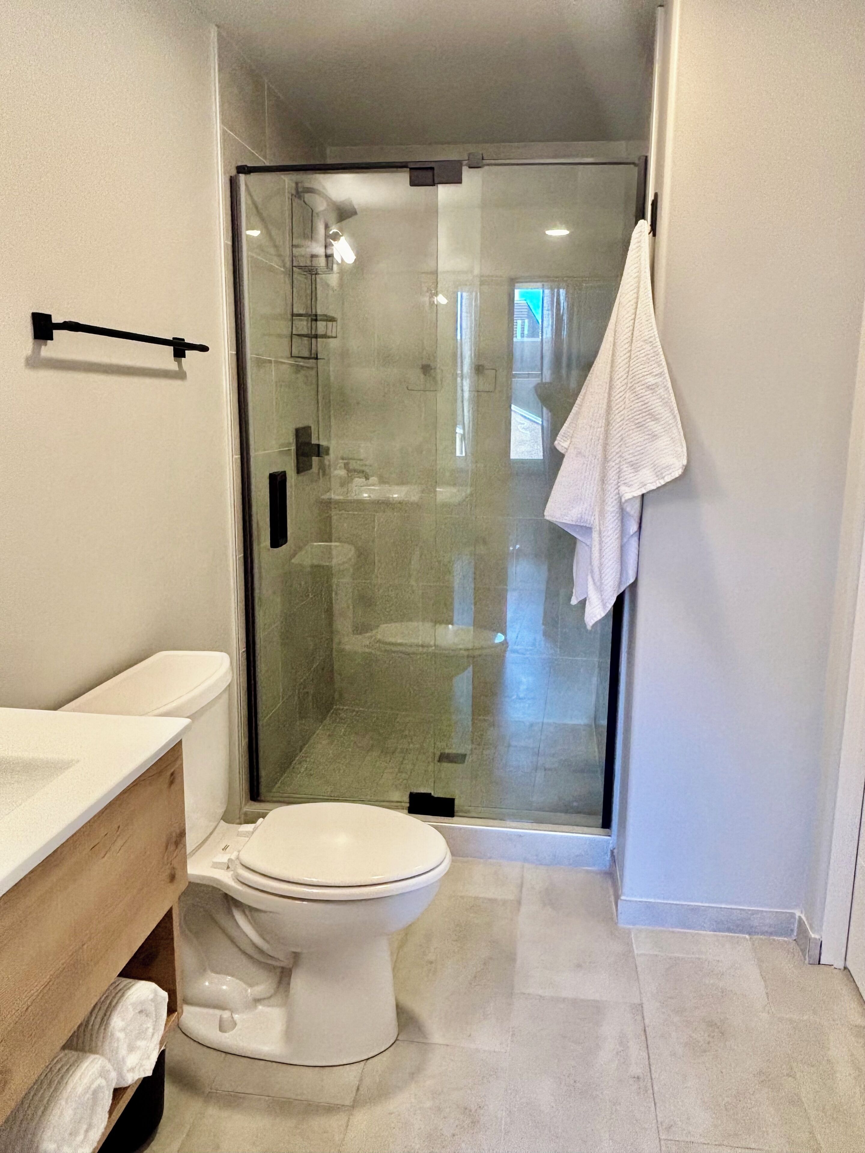 ヘアドライヤー、タオル、石鹸、トイレットペーパー