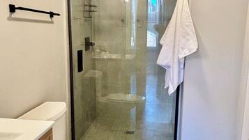 ヘアドライヤー、タオル、石鹸、トイレットペーパー