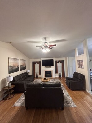 Smart TV, computer monitors - Quiet & peaceful retreat, close to popular Charlotte attractions. (Charlotte)