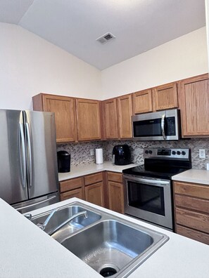 Fridge, microwave, oven, stovetop - Quiet & peaceful retreat, close to popular Charlotte attractions. (Charlotte)