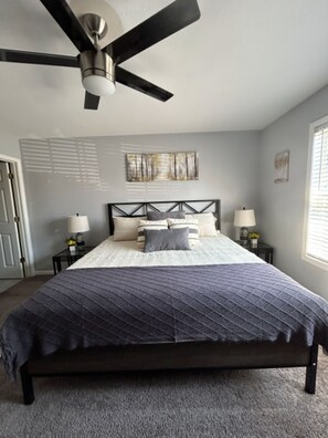 3 bedrooms, desk, iron/ironing board, free WiFi - Quiet & peaceful retreat, close to popular Charlotte attractions. (Charlotte)