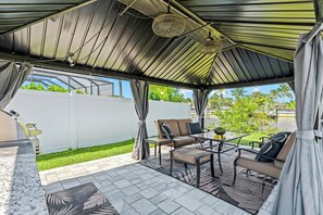 Outdoor dining - Luxury Fort Myers Home on the Water (Fort Myers)