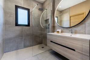 Shower, hair dryer, towels - Villa Amphitrite • Share, beach & happiness (Agde)