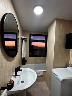 Hair dryer, towels, soap, toilet paper - Snow&sun home (Sierra Nevada)