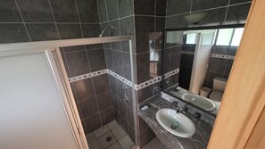 Towels, soap, toilet paper - Villa Cocoyoc for 23 Pax | Pool, Jacuzzi and Basketball Court (Fraccionamiento Lomas de Cocoyoc)
