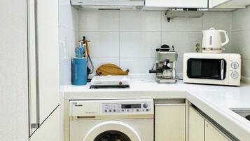 Refrigerador, microondas, parrilla de estufa y cafetera y tetera