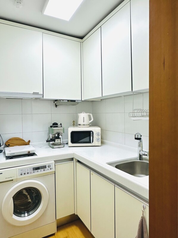 Kühlschrank, Mikrowelle, Herdplatte, Wasserkocher mit Kaffee-/Teezubehör