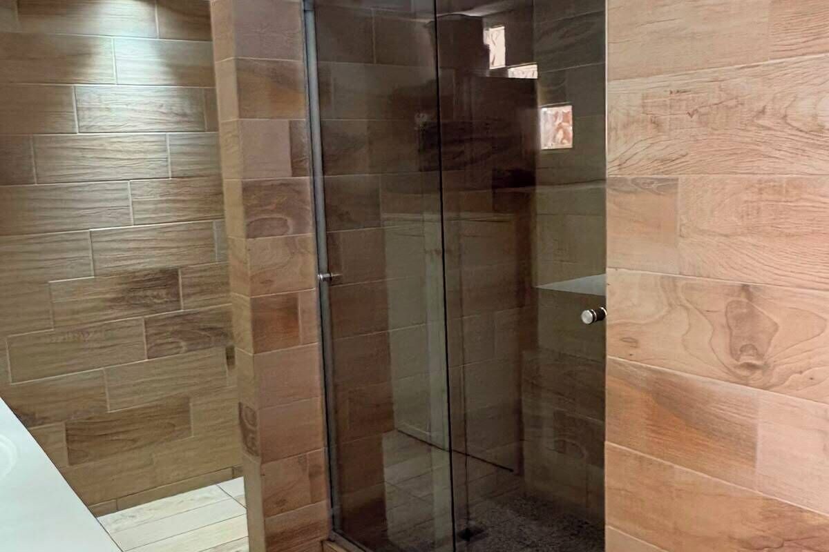 Suite Mewah | Kamar mandi | Shower, handuk,  dan tisu toilet