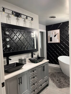 Douche, sèche-cheveux, serviettes fournies, savon