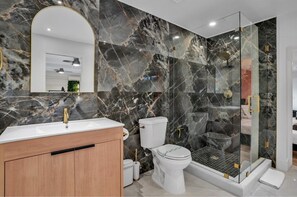 Dusche, Haartrockner, Handtücher, Seife