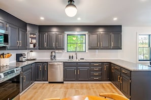 Private kitchen - Luxury Fall Escape-Amenities-Scenic Views-Two Cozy Fireplaces-Firepit-Sleeps 10 (POCONO LAKE)