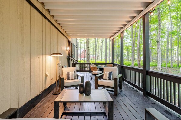 Terrace/patio - Luxury Fall Escape-Great Amenities-Scenic Views-Two Cozy fireplaces-Firepit (POCONO LAKE)