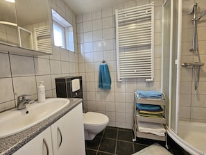 SĂšche-cheveux, serviettes fournies, savon, papier toilette