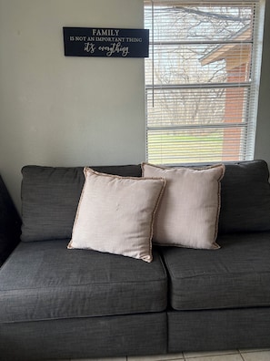 Living area - Charming & 3bedroom house in tranquil Keene. Relax with the whole family. (Keene)