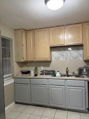Private kitchen - Charming & 3bedroom house in tranquil Keene. Relax with the whole family. (Keene)