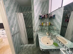 Regadera, secadora de cabello, bidet, jabón 