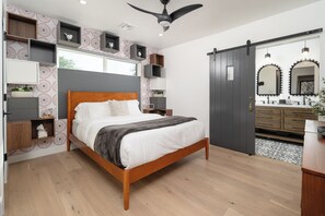 3 bedrooms, iron/ironing board, travel crib, free WiFi - Welcome to Kingdom Kribs! (Phoenix)