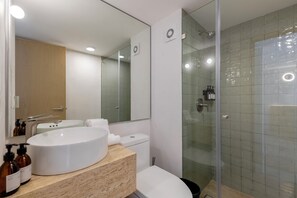 Studio Premium, ban công | Phòng tắm | Buồng tắm vòi sen, đồ dùng nhà tắm miễn phí, máy sấy tóc, khăn tắm 