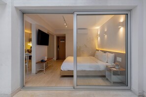 Luxury-Studio, Terrasse | Zimmersafe, laptopgeeigneter Arbeitsplatz, Bügeleisen/Bügelbrett