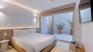 Luxury-Studio, Terrasse | Zimmersafe, laptopgeeigneter Arbeitsplatz, Bügeleisen/Bügelbrett