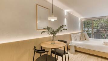 Deluxe Studio, Balcony | Dining room