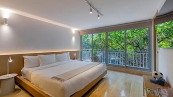 Deluxe Studio, Balcony | In-room safe, laptop workspace, iron/ironing board, free WiFi
