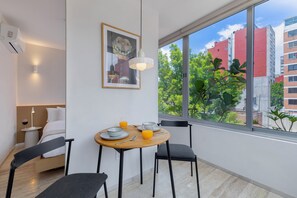 Studio Classique, balcon | Salle à manger
