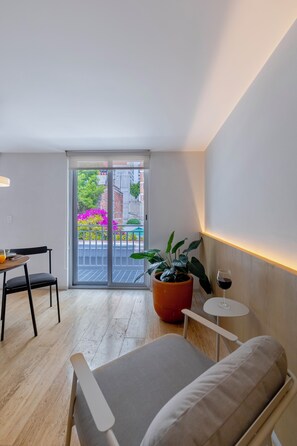 Estudio Premium, balcón | Área de sala de estar | Smart TV de 50 pulgadas con canales digitales 