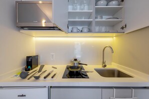 Estúdio premium, sacada | Cozinha privada | Geladeira, micro-ondas, cooktop, cafeteira/chaleira
