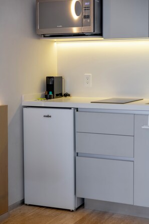 Studio Premium, balcon | Cuisine privée | Réfrigérateur, micro-ondes, plaque de cuisson, cafetière/bouilloire