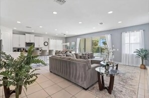 House - Family 5BR Retreat With Pool and Themed Bedrooms (Kissimmee)