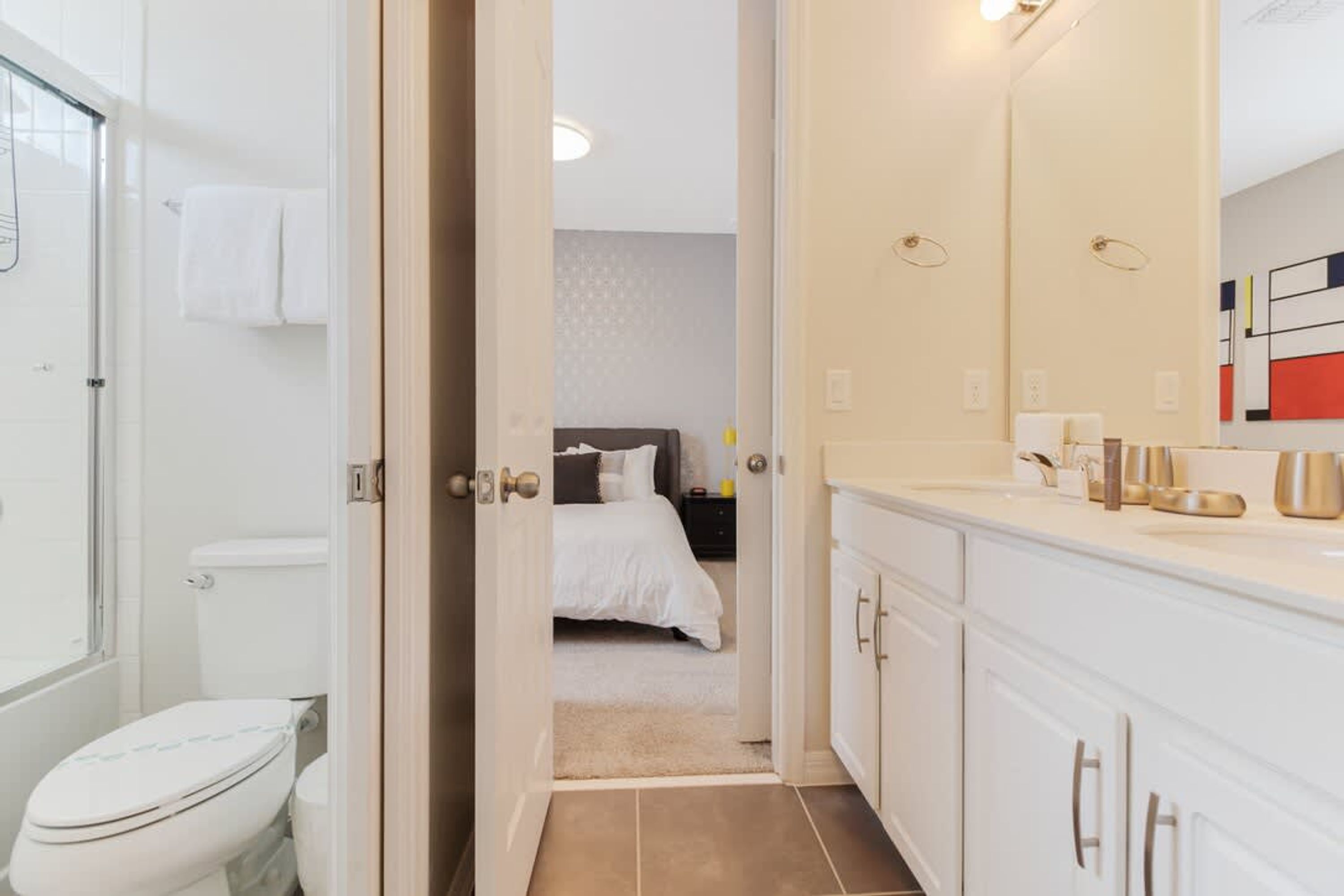 Une salle de bain équipée de toilettes, d’une douche et d’un miroir.