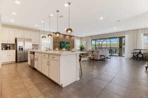 House - Upscale 9BR Stay With Pool and Themed Rooms (Kissimmee)