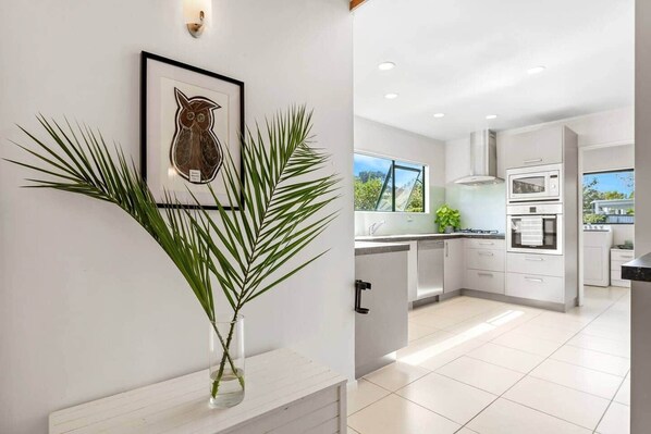 Fridge, microwave, oven, stovetop - 5 Minutes Walk to Matakana Village (Matakana)