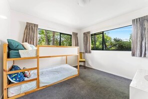 3 bedrooms, iron/ironing board, free WiFi, bed sheets - 5 Minutes Walk to Matakana Village (Matakana)