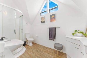 Shower, hair dryer, towels, soap - 5 Minutes Walk to Matakana Village (Matakana)