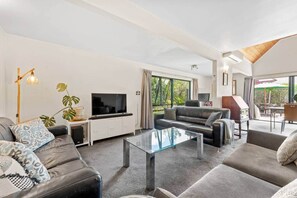 Smart TV, books - 5 Minutes Walk to Matakana Village (Matakana)