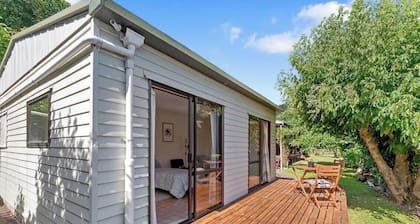 Classic Kiwi Bach + Sleepout - 100m to Purau beach