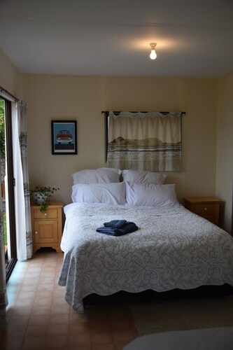 Classic Kiwi Bach + Sleepout - 100m to Purau beach