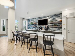 Dining - Luxury 2BR Near Uptown | NoDa & Light Rail (Charlotte)