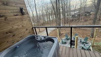 Banyera d'hidromassatge a l'aire lliure