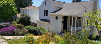 Lovely bedroom suite in a lush quiet Oakland Hills home with Bay views