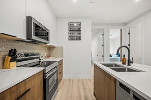 Réfrigérateur, four à micro-ondes, un four, surface de cuisson