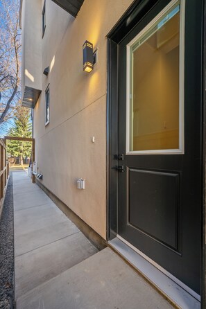 Exterior detail - Modern, spacious 2BR suite in Calgary, 13 min to downtown, private entrance (Calgary)