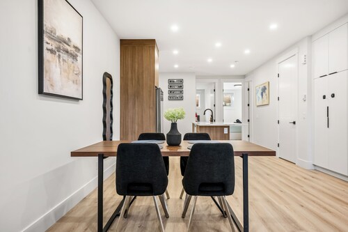 Modern, spacious 2BR suite in Calgary, 13 min to downtown, private entrance